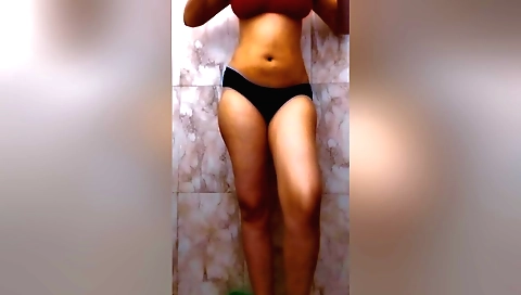 Indian babe in big tits video shows her pussy on the shower