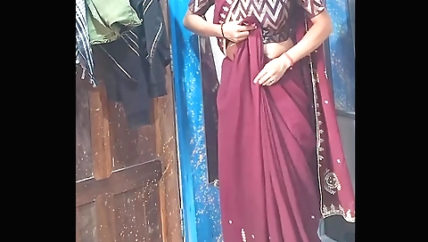 Indian chick fucks herself after stripping off clothes