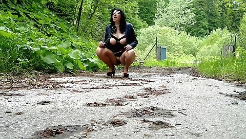 Indian girl in a beautiful outfit is getting fucked outdoors