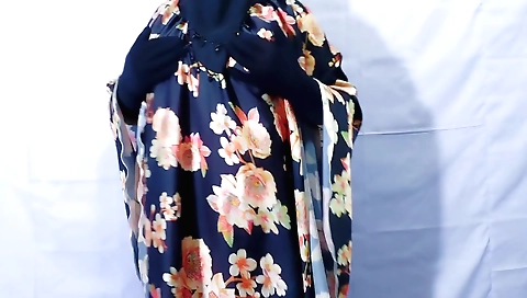 Horny indian muslim housewife plays with her pussy