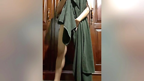 Solo amateur female making an exquisite video on her body