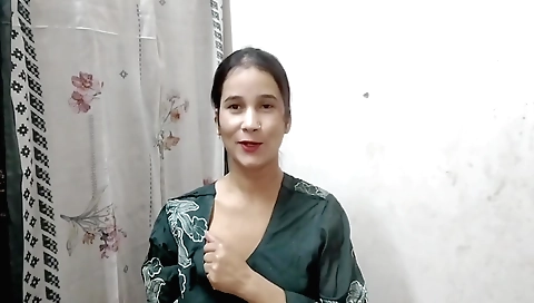 Indian babe shows off her body in a solo sensual video