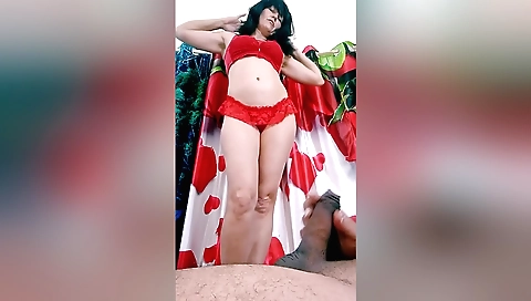 Hot amateur brunette with a nice ass fucks her own pussy