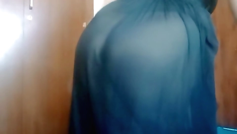 Hot chick in hot amateur web cam video fucking herself