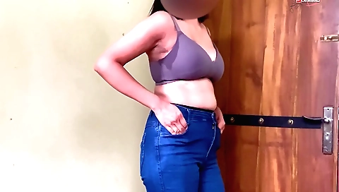 Indian amateur video shows a hot brunette pussy licking