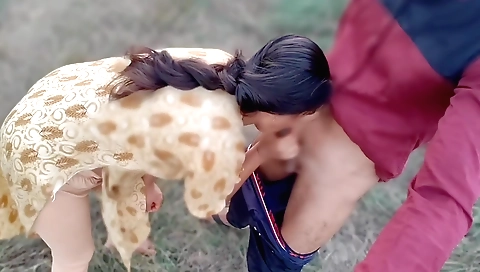 Indian amateur in a sexy outfit makes a hot outdoor video