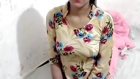 Solo female touches herself and has a hot sex with herself