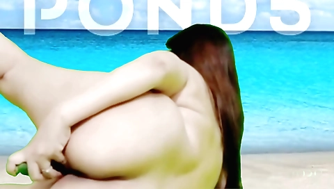 Indian girl masturbates in a beach in amateur solo video