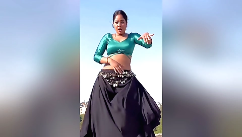 Indian woman caught by neighbor fucks her in the backyard