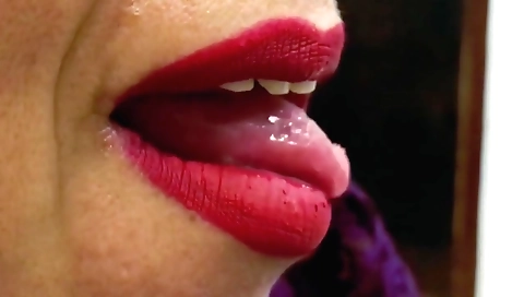 Indian mature girl shows off her body in hd porn video