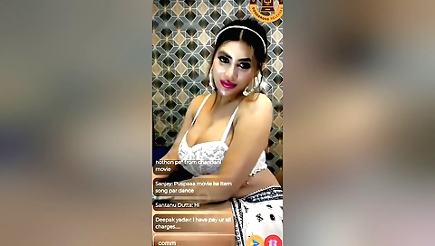 Brunette solo webcam video showing her body and tits