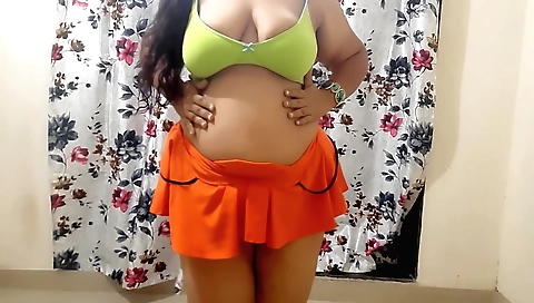 Indian brunette with a sexy ass gets naked on webcam