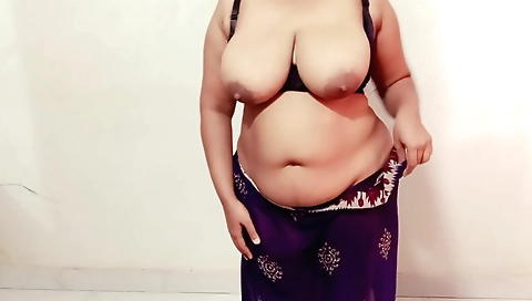 Chubby amateur brunette slut fucks herself in hot video