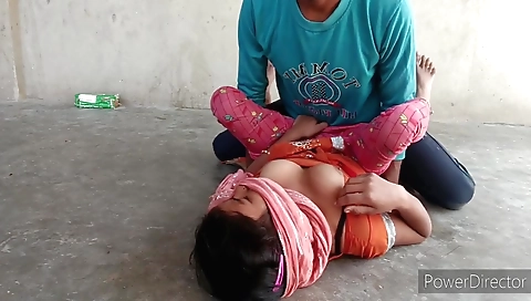 Indian chick gets her pussy fucked outdoors by her boyfriend