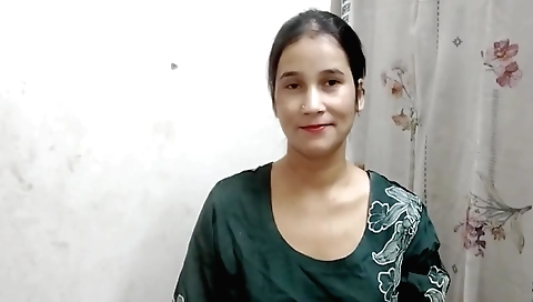 Busty indian girl with nice ass gets a hot blowjob