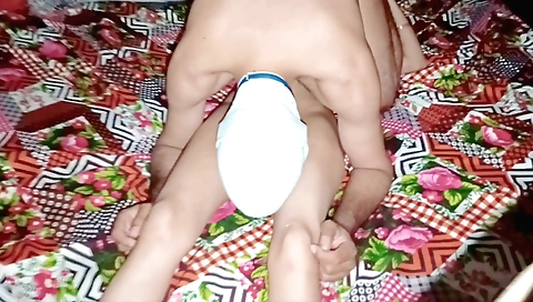 Amateur milf shows off in bed and plays with her pussy