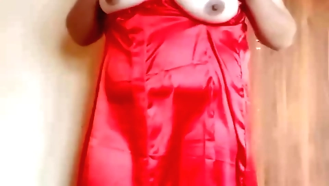 Chubby solo video showing a hairy chick taking photos