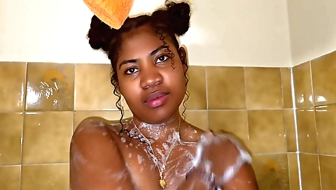 Indian babe shows off her sexy legs and sexy booty