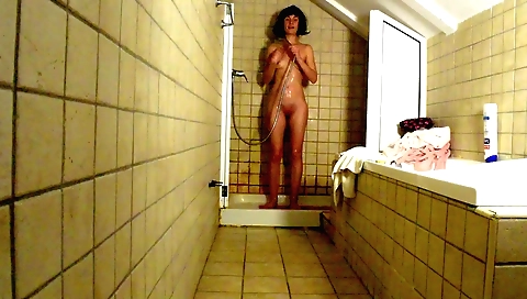 Amateur lady masturbating solo in bed after shower