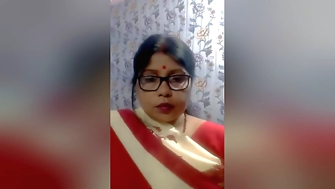 Hairy amateur indian babe shows her pussy on webcams