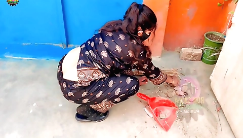 Amateur indian blonde gets naked for first time in hd video