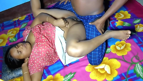 Indian teen on her bed is showing her body in amateur video