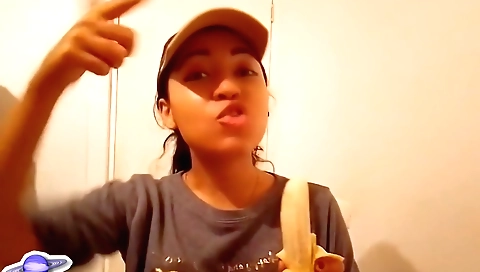 Asian hottie shows off her sexy body in a solo sex clip