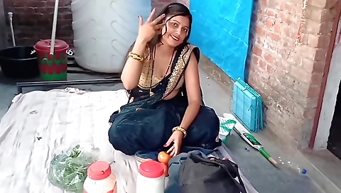Indian brunette babe with a nice long skirt in this video
