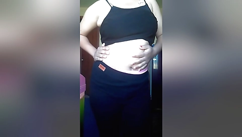 Indian babe fucks her pussy in homemade solo video