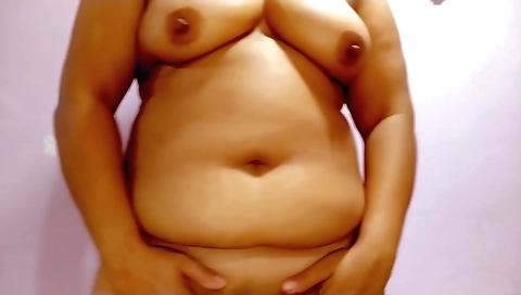 Solo female spreads her legs to enjoy a perfect pose