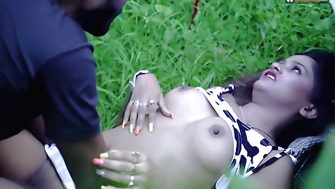 Indian milf showing us her sexy body in a outdoor porn clip