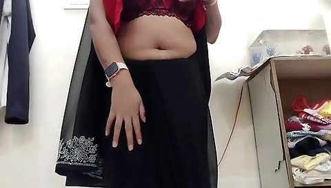 Indian slut in a black sari shows off her big tits and ass